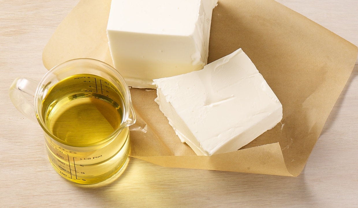 Soybean oil in a beaker with tofu around beside it